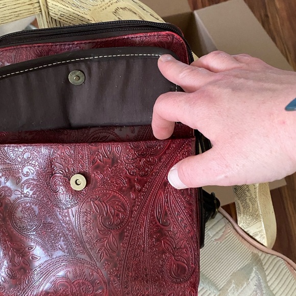 Relic Leather Purse. It’s a crossbody purse with an adjustable strap. - Picture 2 of 8